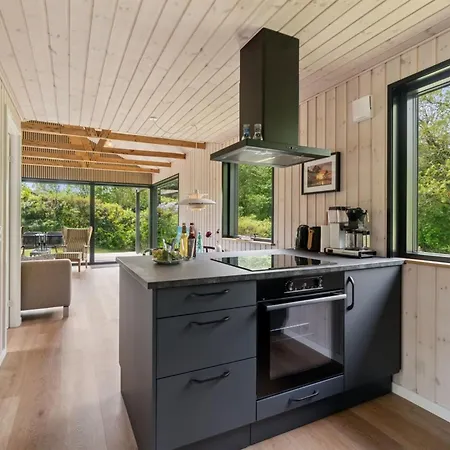 Dom wakacyjny Radica - 400m From The Sea By Interhome